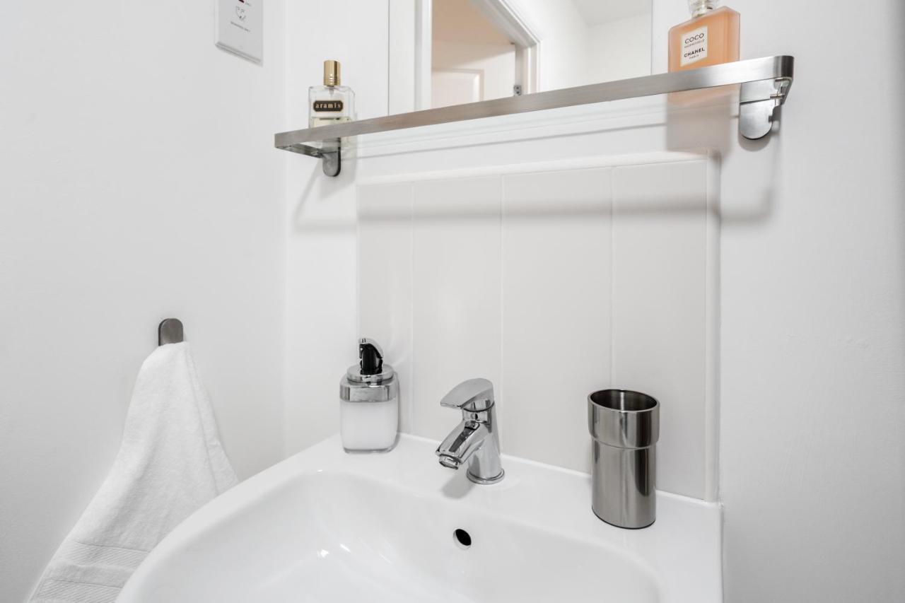 Lovely Modern 2 Bed City Centre Apartment With Free Parking - Double Or Twin Beds Available Wolverhampton Kültér fotó