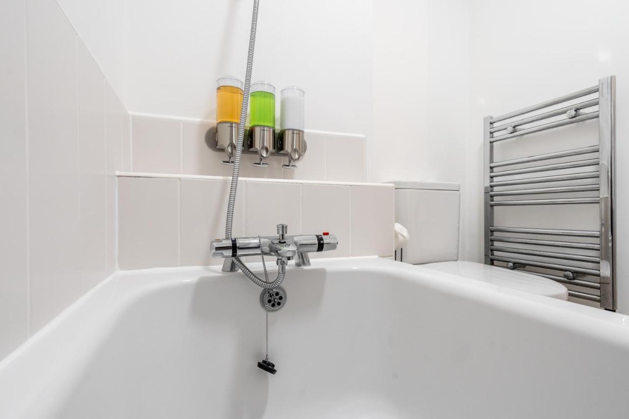 Lovely Modern 2 Bed City Centre Apartment With Free Parking - Double Or Twin Beds Available Wolverhampton Kültér fotó